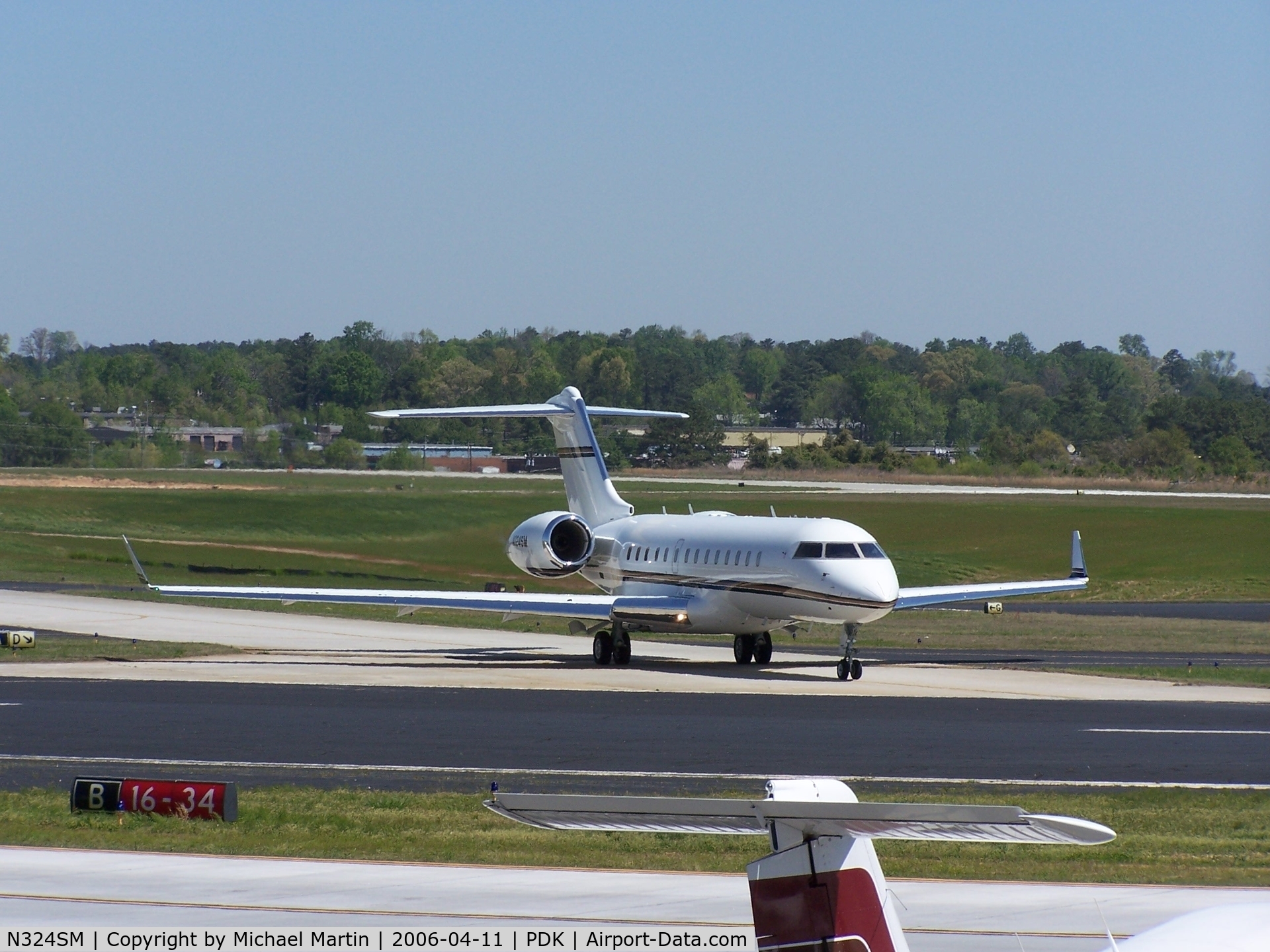 N324SM, 1999 Bombardier BD-700-1A10 Global Express C/N 9023, Taxing from Signature Air