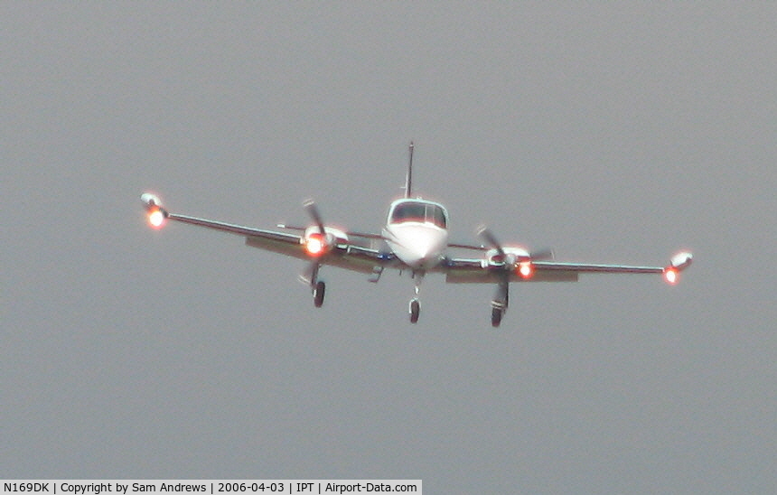 N169DK, 1978 Cessna 310R C/N 310R1412, just after turning final for rwy 12 at IPT
