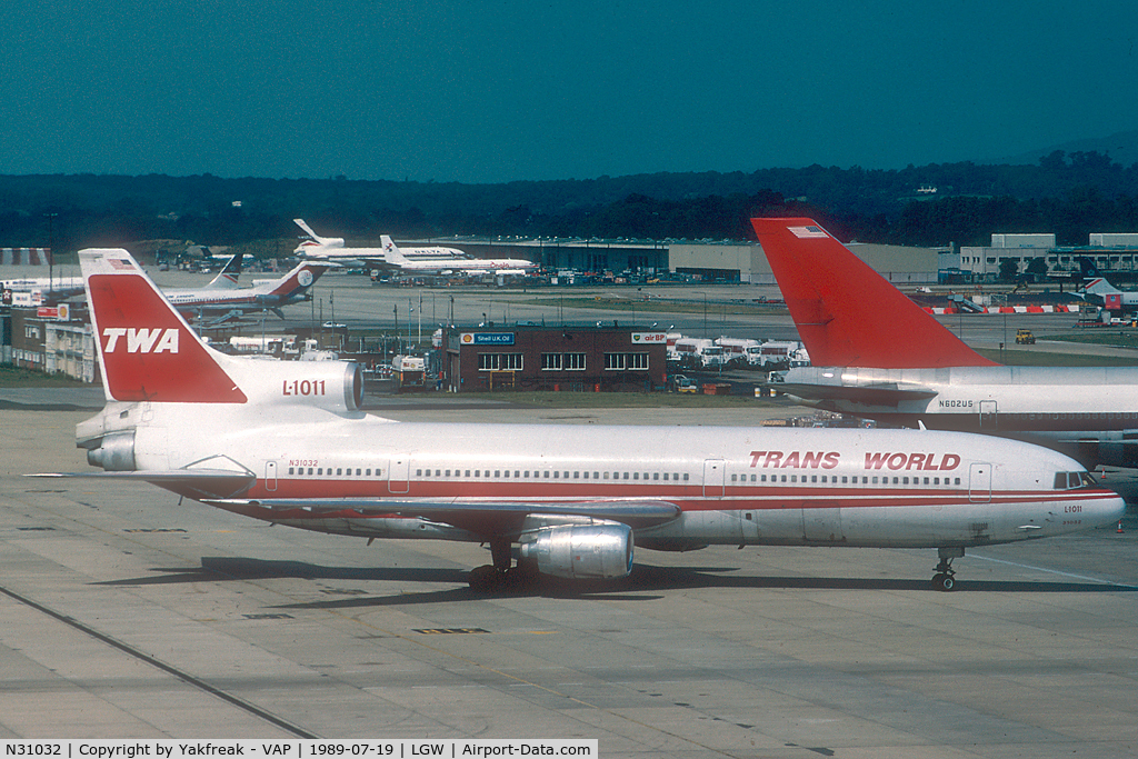 N31032, 1981 Lockheed L-1011-385-1-15 TriStar 100 C/N 193B-1215, TWA L1011 taxying into parking stand