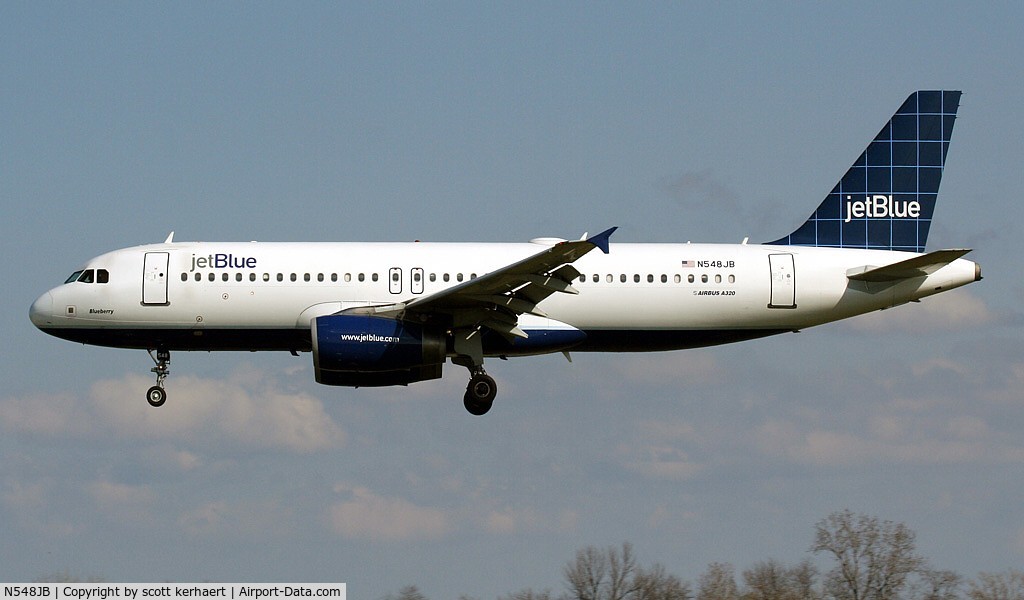 N548JB, 2002 Airbus A320-232 C/N 1868, landing rw 04
