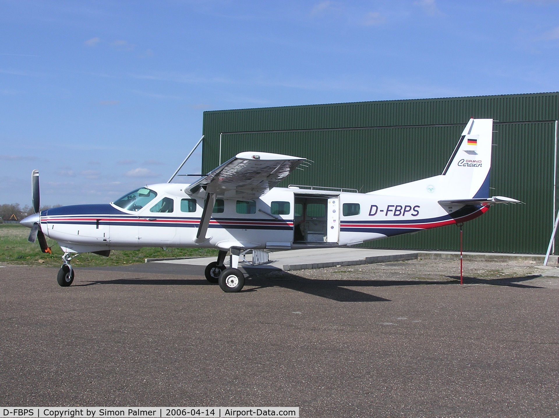 D-FBPS, 1998 Cessna 208B Grand Caravan C/N 208B0494, Cessna 208 Caravan awaiting jumpers at Langar