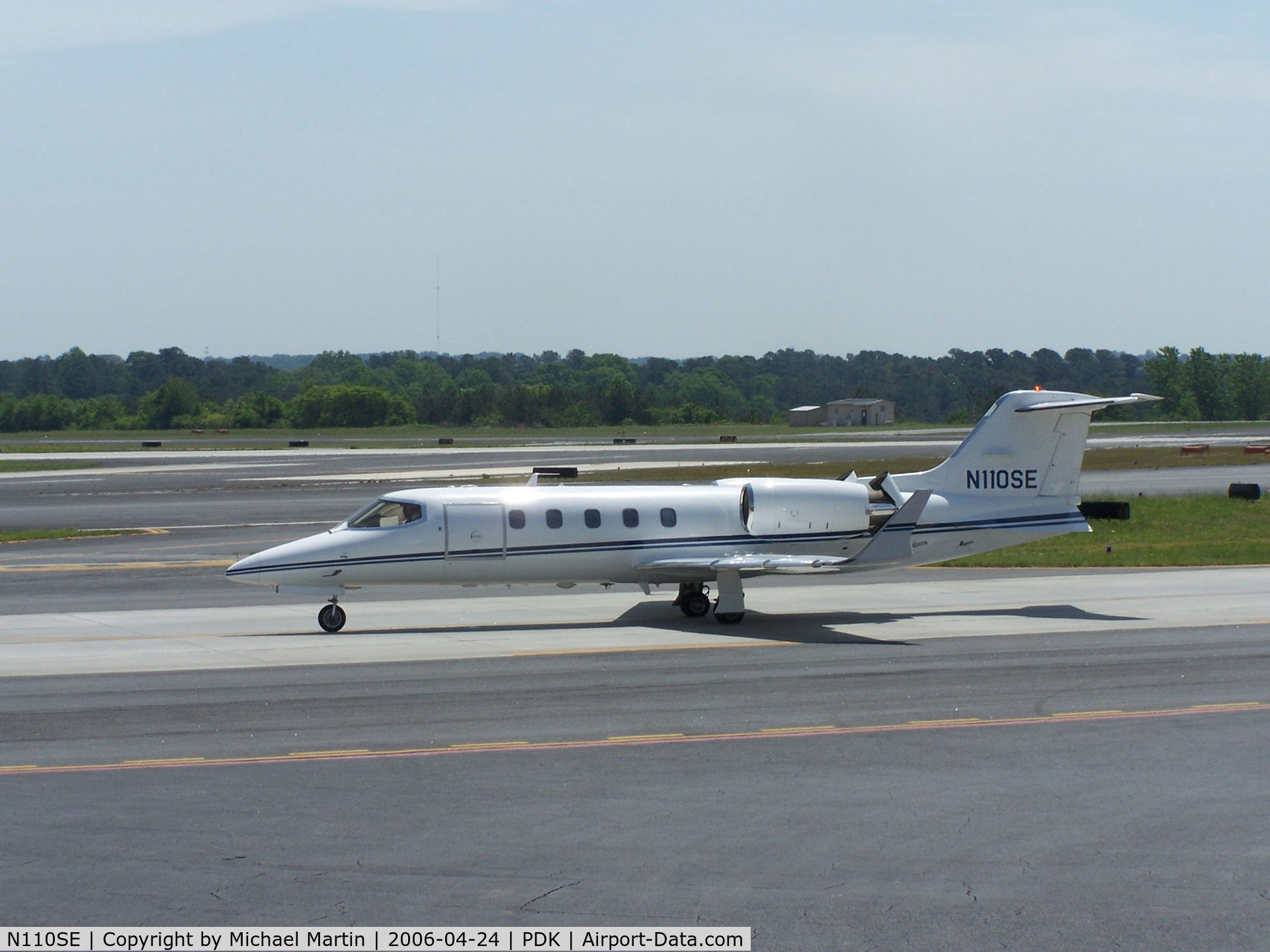 N110SE, 2000 Learjet 31A C/N 217, Taxing to Epps Air Service