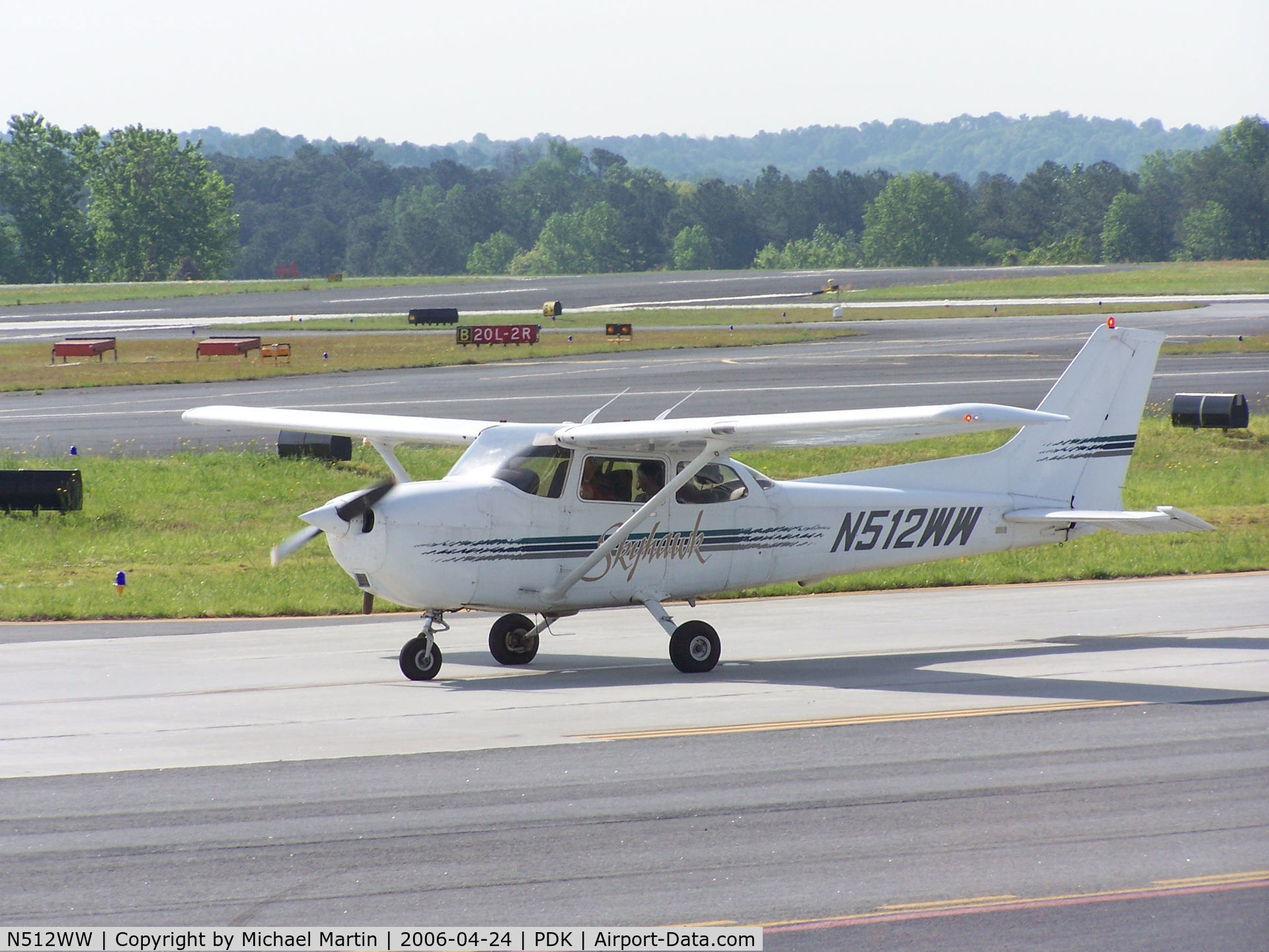 N512WW, 1998 Cessna 172R C/N 17280399, Taxing back from flight