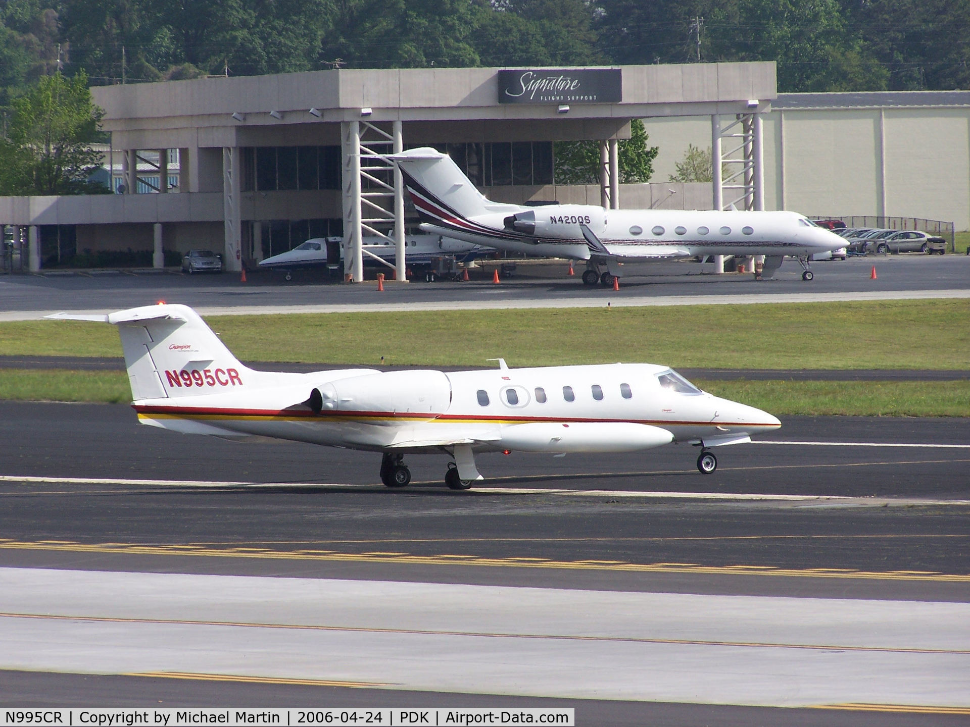 N995CR, 1980 Gates Learjet 35A C/N 304, Taxing to 20L