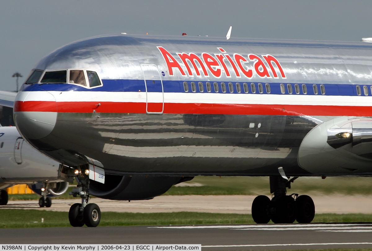 N398AN, 1999 Boeing 767-323ER C/N 29605, Nice reflections off this AA 767.