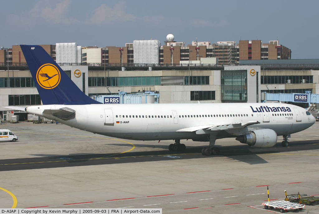 D-AIAP, 1987 Airbus A300B4-603 C/N 414, Lufthansa A300 heading for the gate in Frankfurt.
