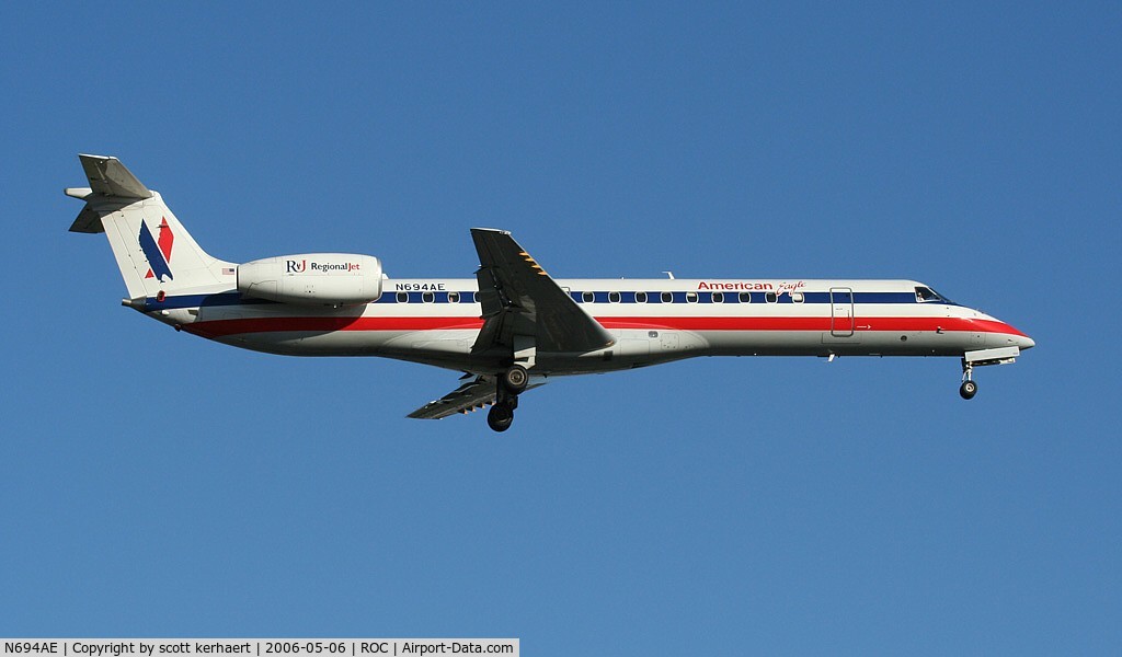 N694AE, 2004 Embraer ERJ-145LR (EMB-145LR) C/N 14500869, landing 22