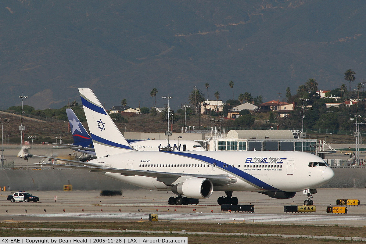 4X-EAE, 1990 Boeing 767-27E/ER C/N 24832, EL AL Israel Airlnes 4X-EAE being followed by Airport Police after arrival.