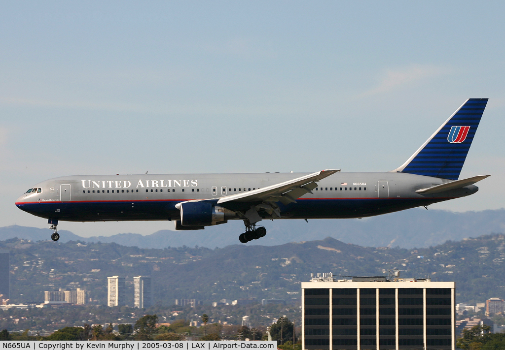 N665UA, 1998 Boeing 767-322 C/N 29237, Drifting into LA.