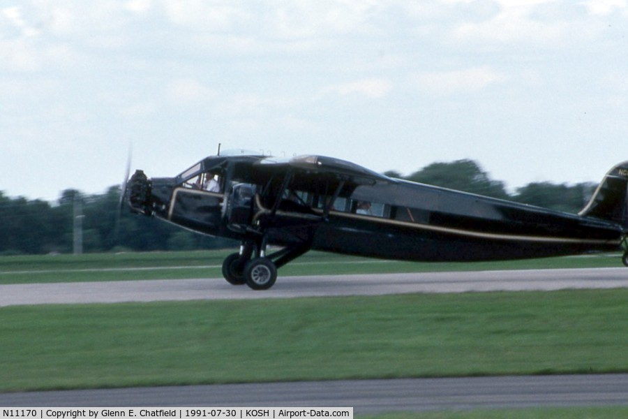 N11170, 1931 Stinson SM-6000-B C/N 5023, Taking the runway at the EAA Fly In
