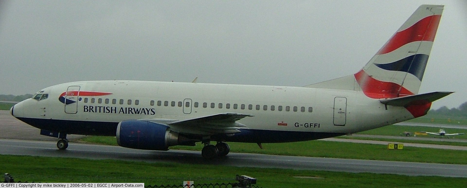 G-GFFI, 1995 Boeing 737-528 C/N 27425, heavy rain