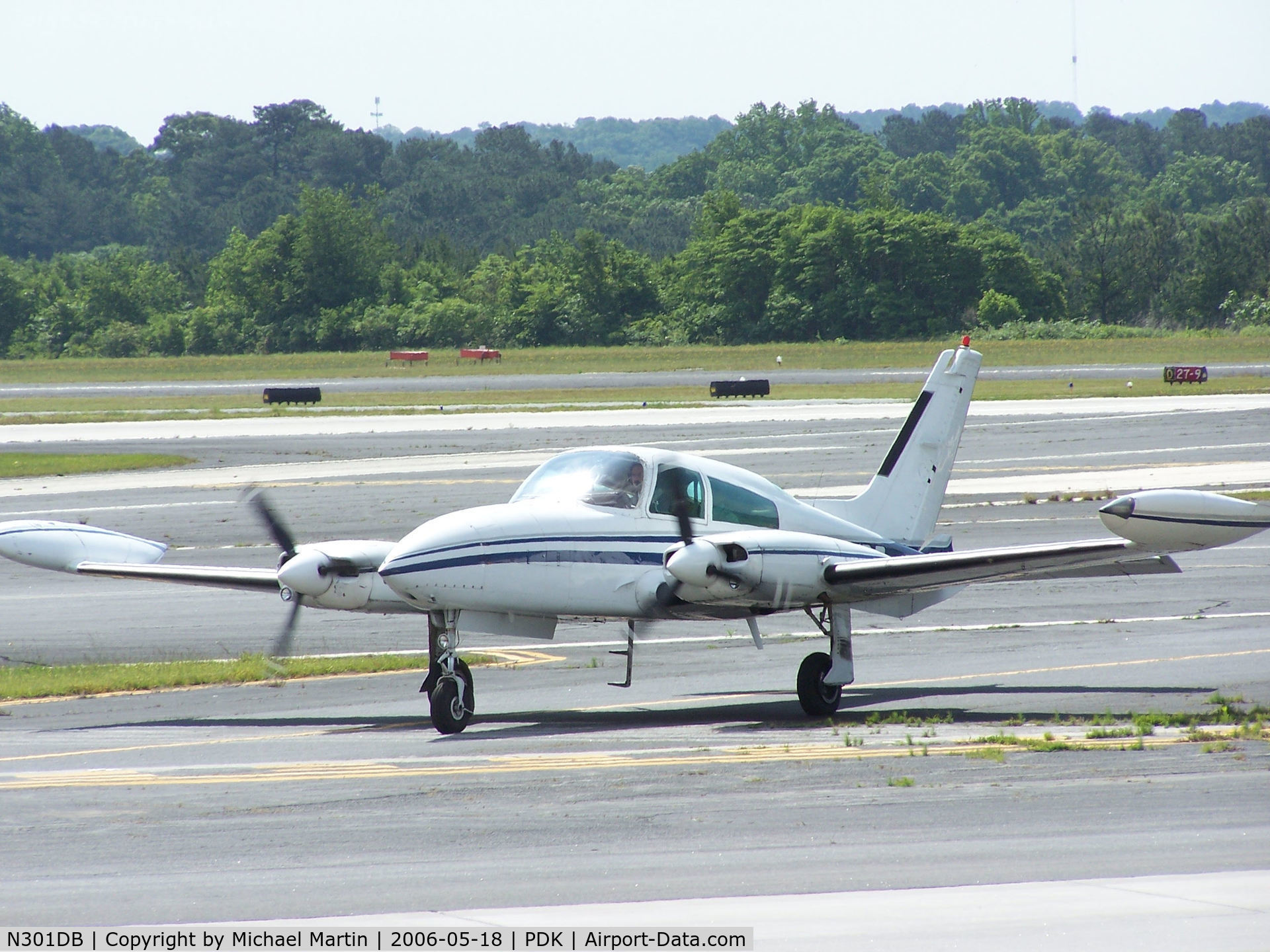 N301DB, 1977 Cessna 310R C/N 310R0891, Taxing to Epps Air Service