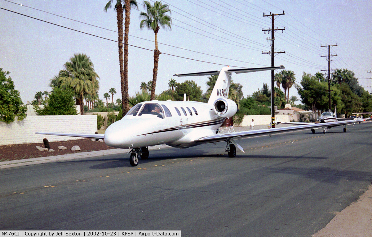 N476CJ, 2001 Cessna 525 CitationJet CJ1 C/N 525-0476, Cessna 525 Citation CJ1 taxiing thru Palm Springs