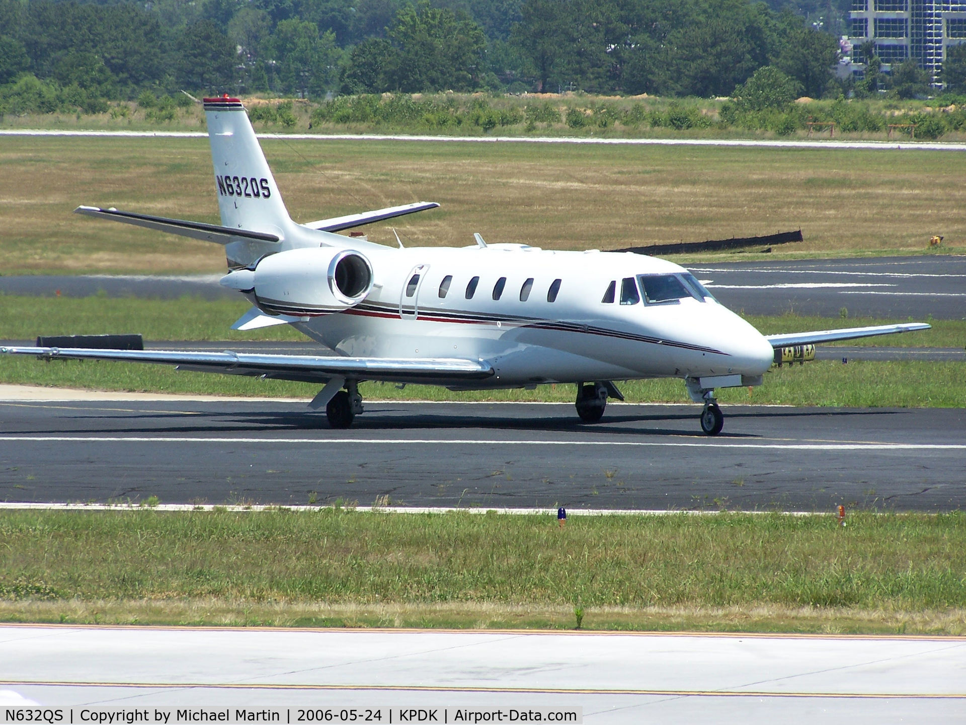 N632QS, 2000 Cessna 560 Citation Excel C/N 560-5132, Taxing to Runway 2R