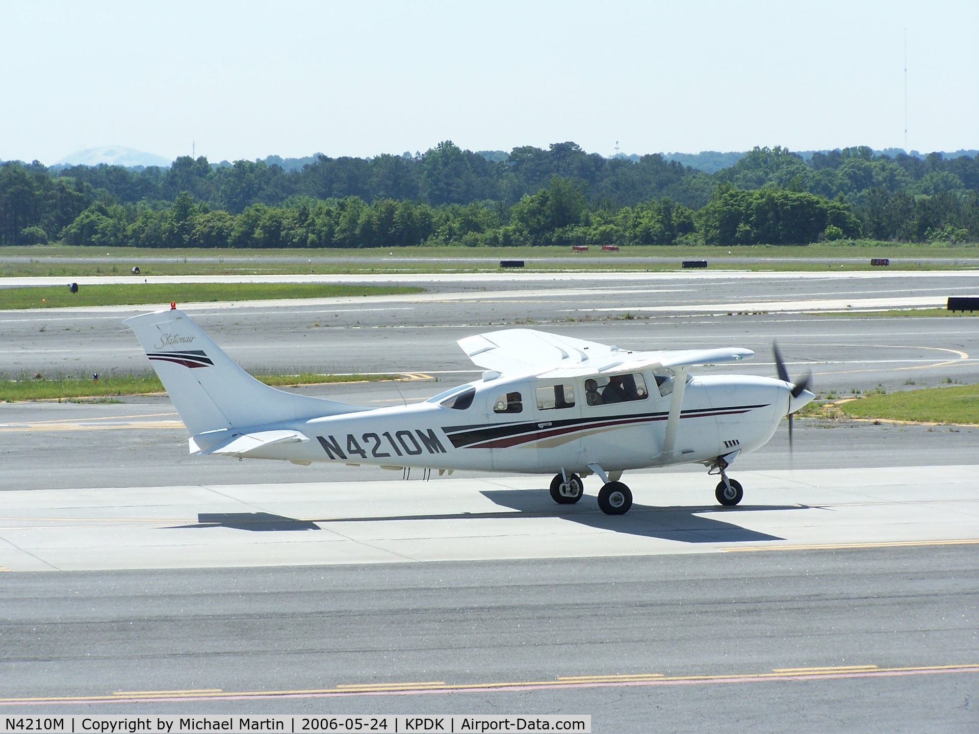 N4210M, 1998 Cessna T206H Turbo Stationair C/N T20608009, Taxing past Mercury Air Service