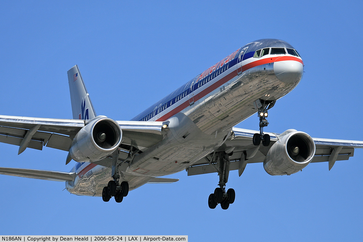 N186AN, 2001 Boeing 757-223 C/N 32380, American Airlines N186AN (FLT AAL161) from Miami Int'l (KMIA) on final approach to LAX RWY 24R.