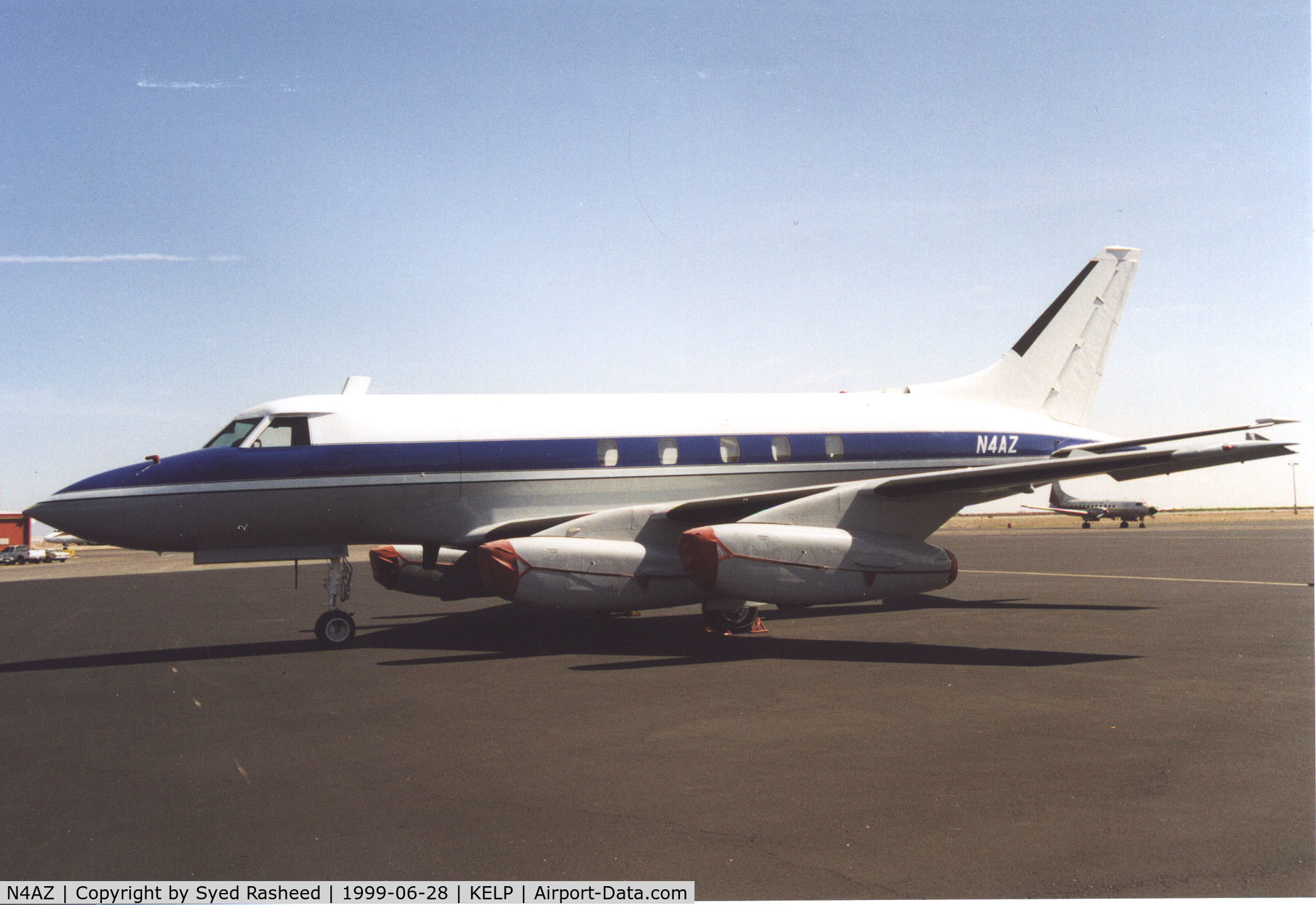 N4AZ, McDonnell Douglas 220 C/N 1, McDonnel Douglas 220 outside Grecoair Hanger