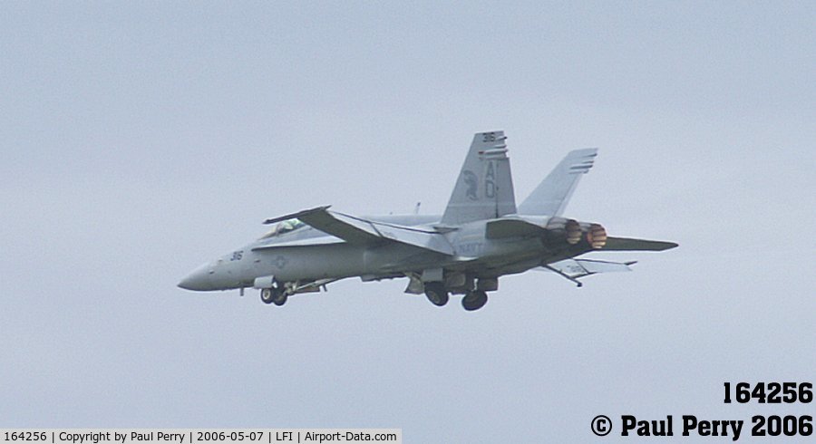 164256, 1991 McDonnell Douglas F/A-18C Hornet C/N 1019, Tucking her gear in for the start of the show