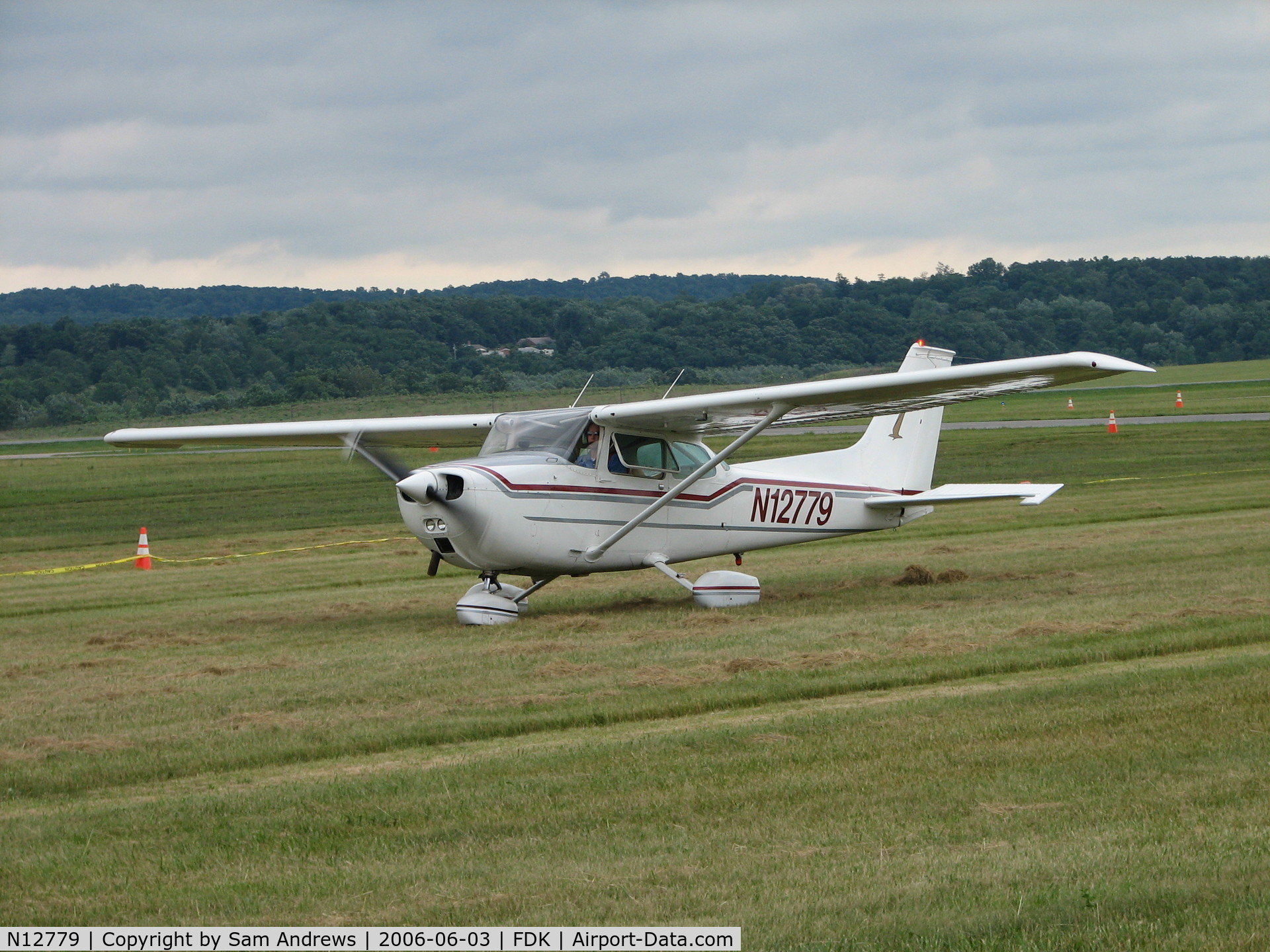 N12779, 1973 Cessna 172M Skyhawk C/N 17262252, Just arrived at the 2006 AOPA Fly-in.  He's homeported in Stephens City, VA