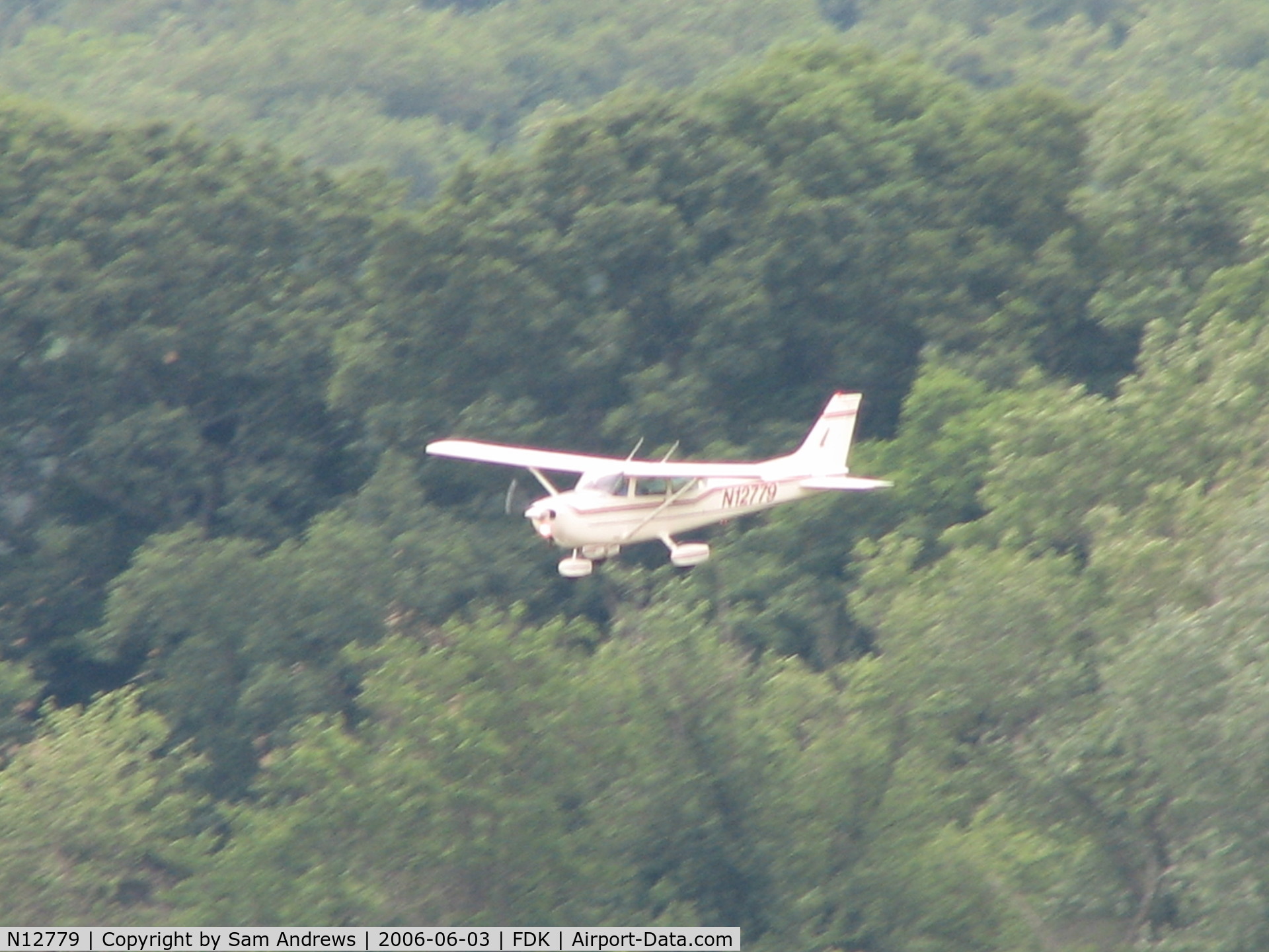N12779, 1973 Cessna 172M Skyhawk C/N 17262252, On final to FDK