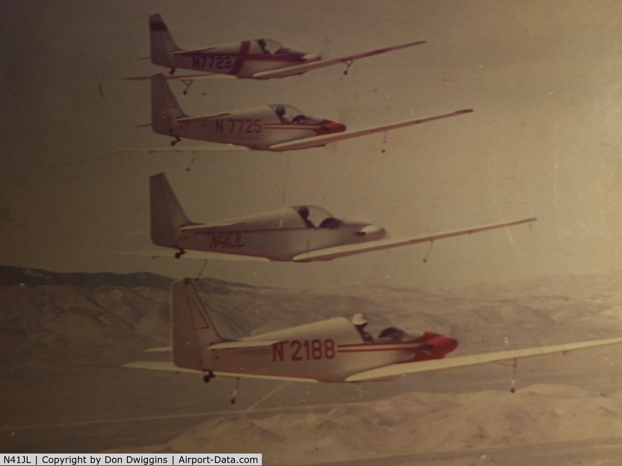 N41JL, 1968 Sportavia-Putzer Fournier RF-4D C/N 4117, In formation with 3 other RF4s in California desert