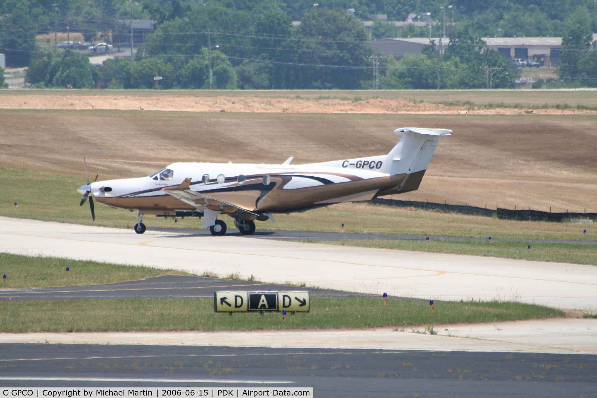C-GPCO, 2004 Pilatus PC-12/45 C/N 603, Taxing to Signature Air