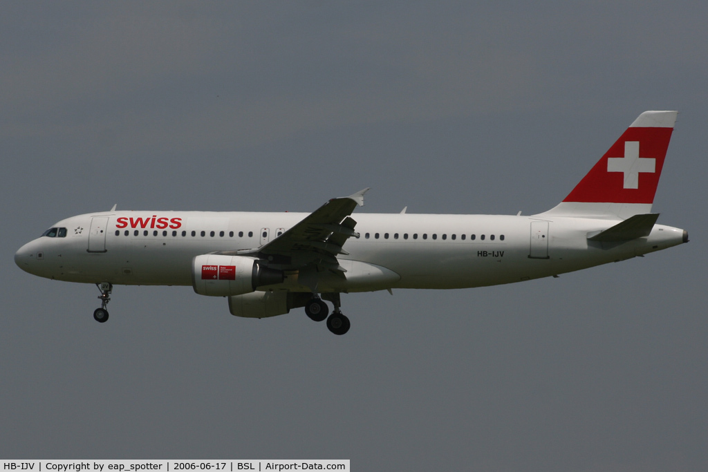 HB-IJV, 2003 Airbus A320-214 C/N 2024, Inbound from Heraklion on short final for runway 34