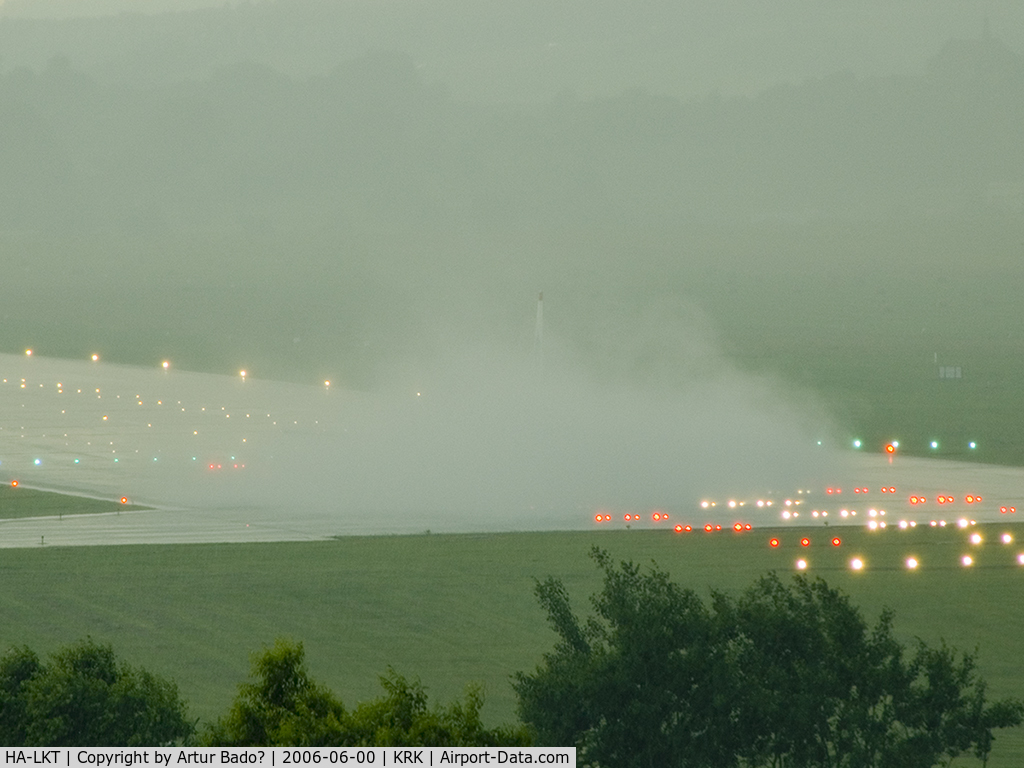 HA-LKT, 1998 Boeing 737-33V C/N 29335, Sky Europe - start in rain