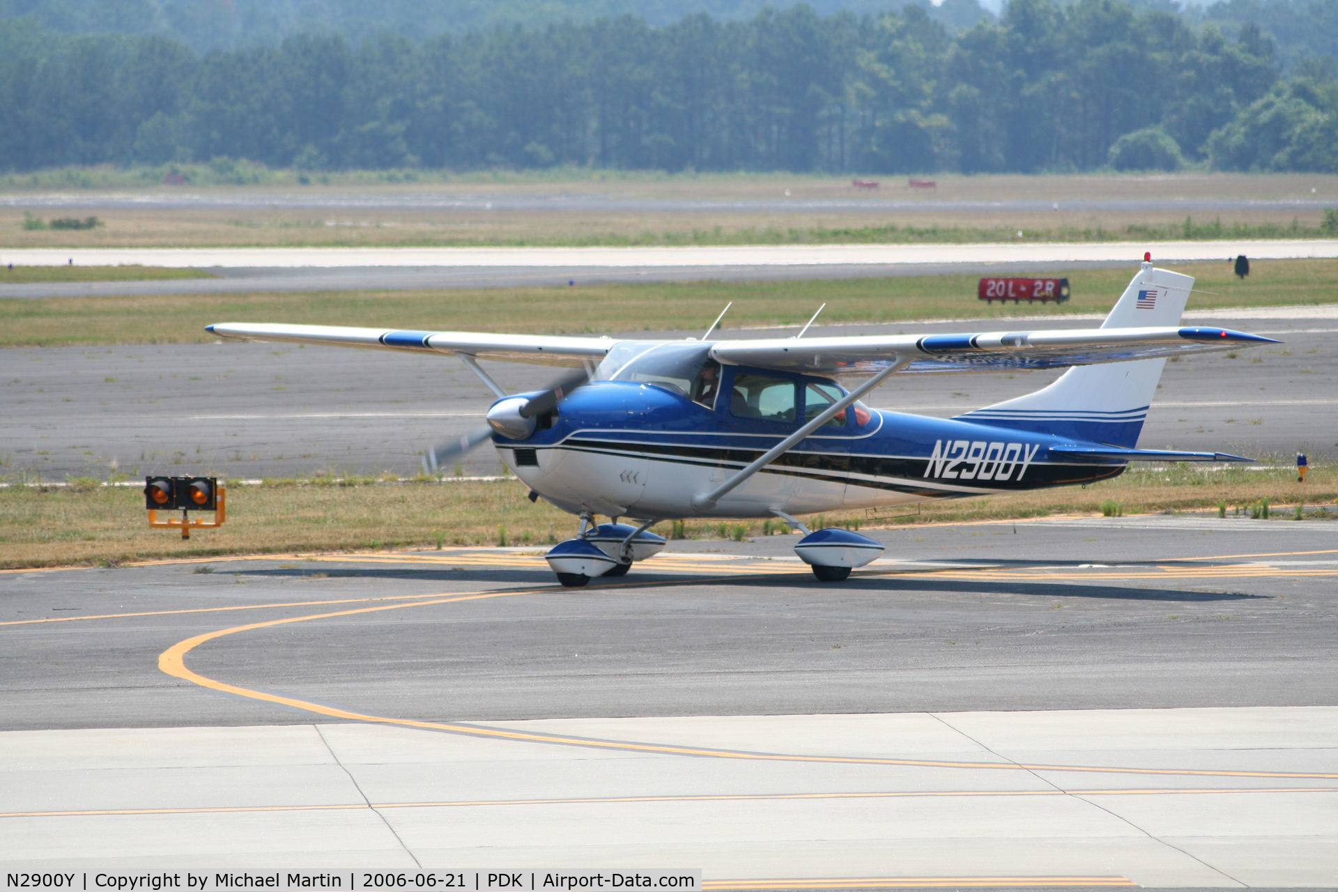 N2900Y, 1962 Cessna 182E Skylane C/N 18253900, Taxing to Epps Air Service