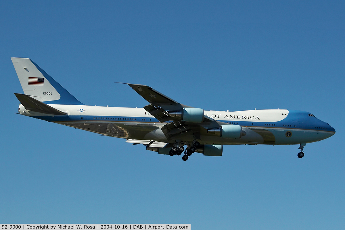 92-9000, 1987 Boeing VC-25A (747-2G4B) C/N 23825, Air Force One with president George W. Bush on final for runway 07L at DAB. President Bush is in town for a presidential rally. Highway I-95 is reflected in the aft fuselage.
