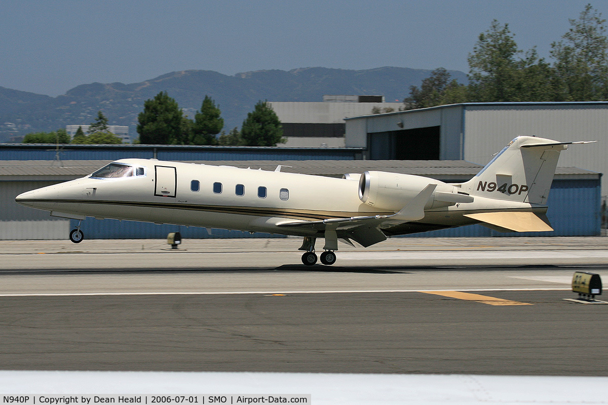 N940P, 1995 Learjet Inc 60 C/N 071, 1995 Learjet 60 N940P from Las Vegas McCarran Int'l )KLAS) landing on RWY 21.  Sold in late 2006, now N658KS. c/n 60-071.