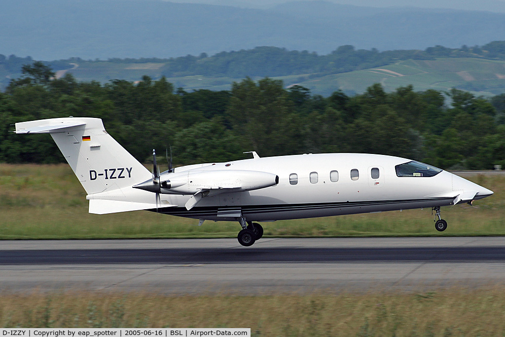 D-IZZY, 1999 Piaggio P-180 Avanti C/N 1034, landing on runway 16