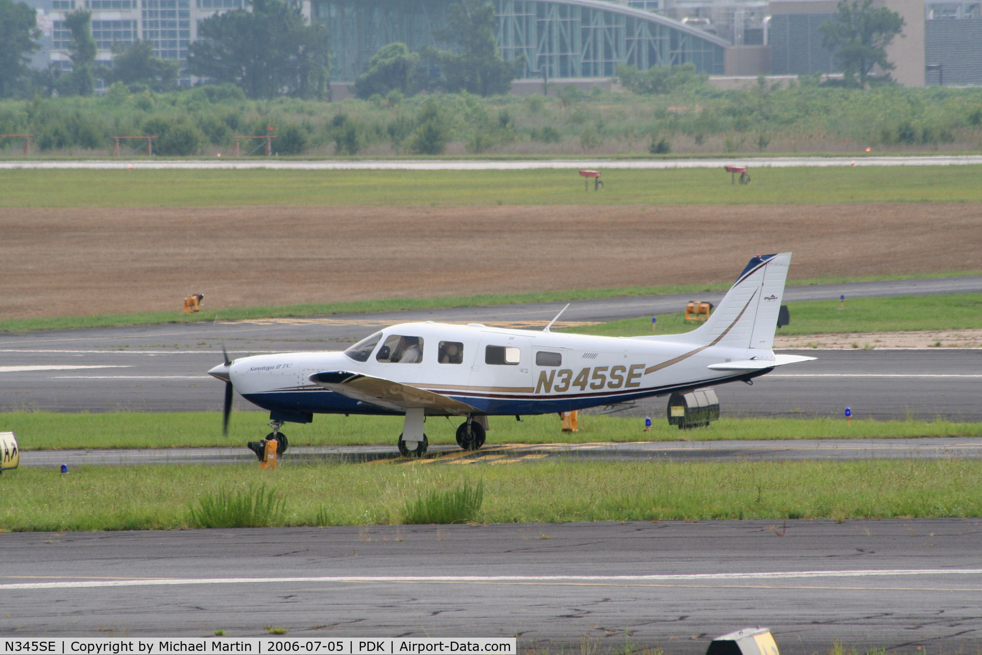 N345SE, 2004 Piper PA-32R-301T Turbo Saratoga C/N 3257345, Taxing to Signature Air