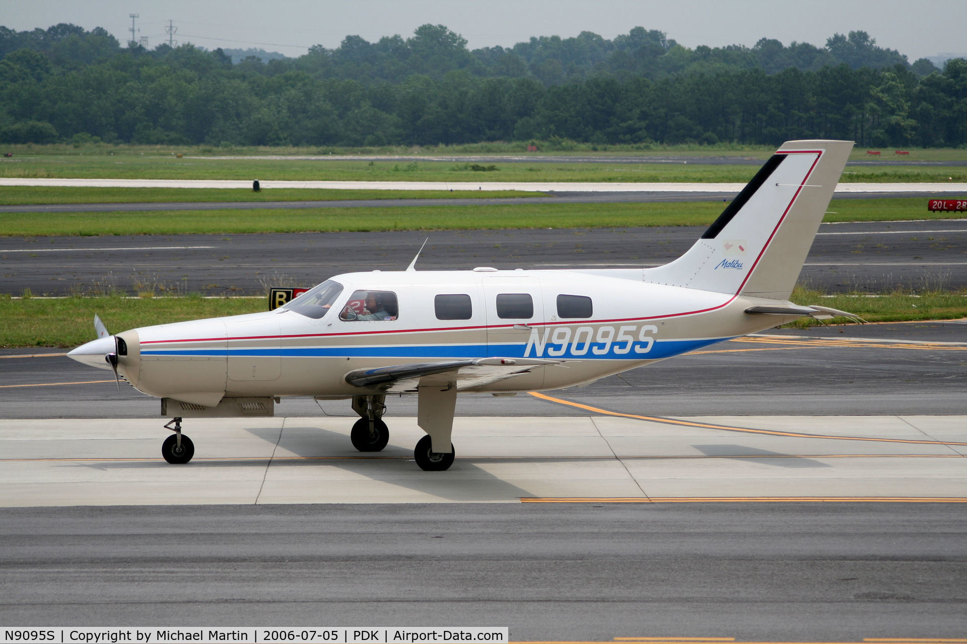 N9095S, 1986 Piper PA-46-310P Malibu C/N 46-8608061, Taxing to Epps Air Service
