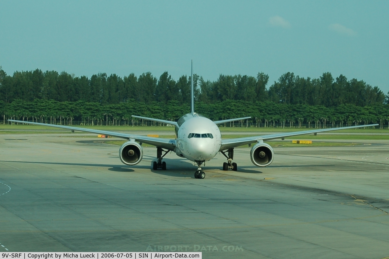 9V-SRF, 2001 Boeing 777-212/ER C/N 28521, Taxiing to the gate