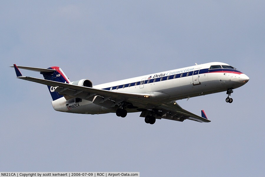 N821CA, 2000 Bombardier CRJ-100ER (CL-600-2B19) C/N 7420, landing 22