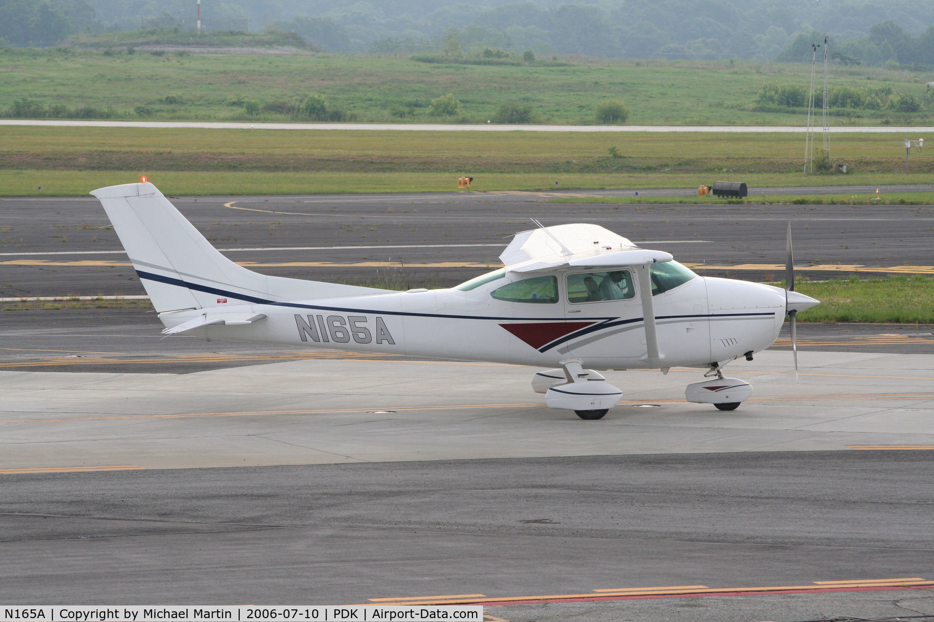 N165A, 1979 Cessna 182Q Skylane C/N 18267062, Taxing to 2L
