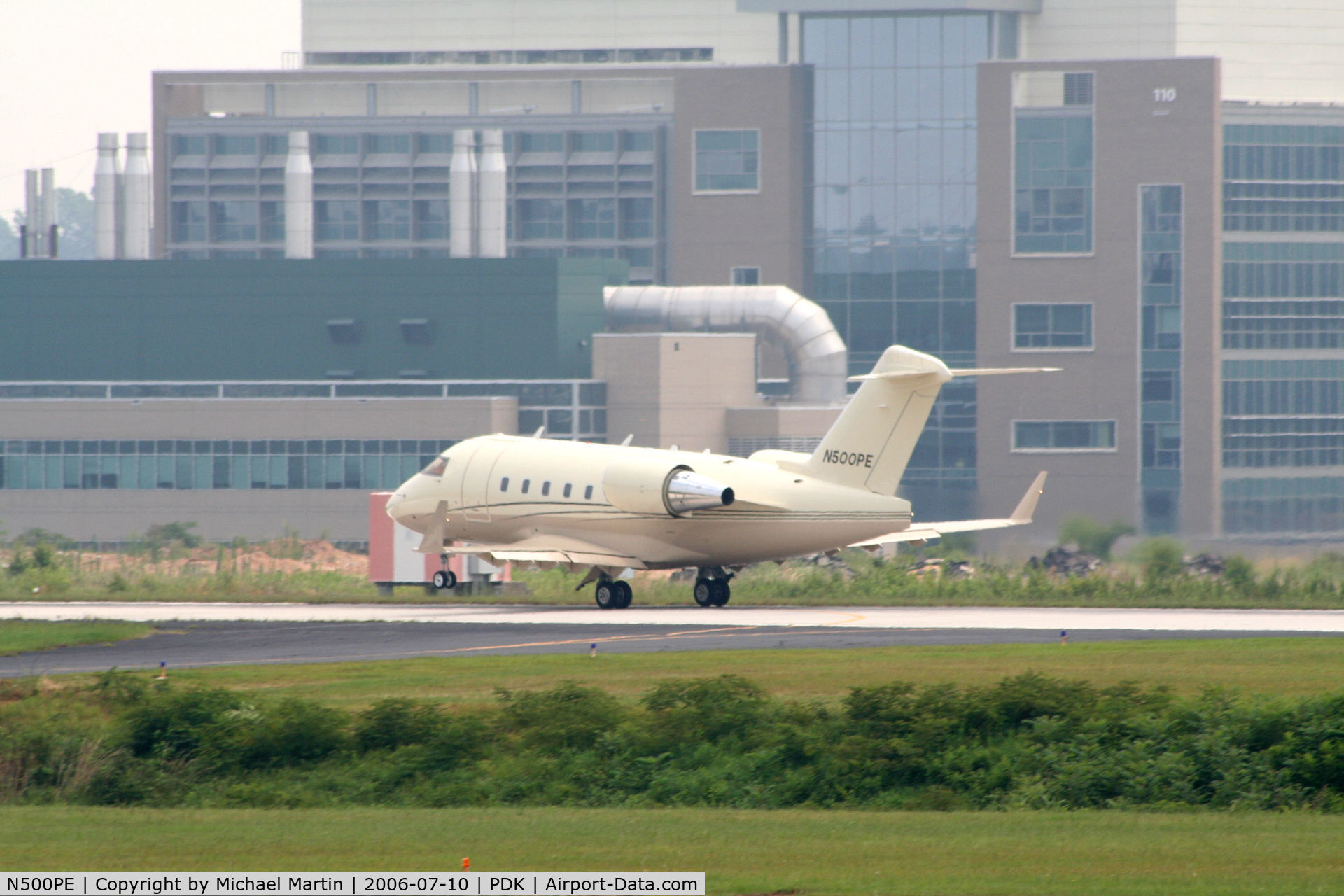 N500PE, 1999 Bombardier Challenger 604 (CL-600-2B16) C/N 5440, Departing 2R