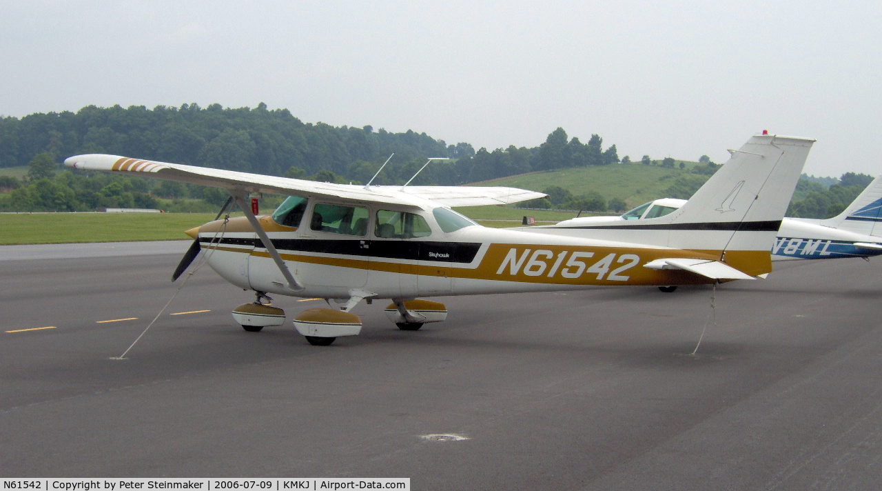 N61542, 1974 Cessna 172M C/N 17264627, Parked on the ramp.