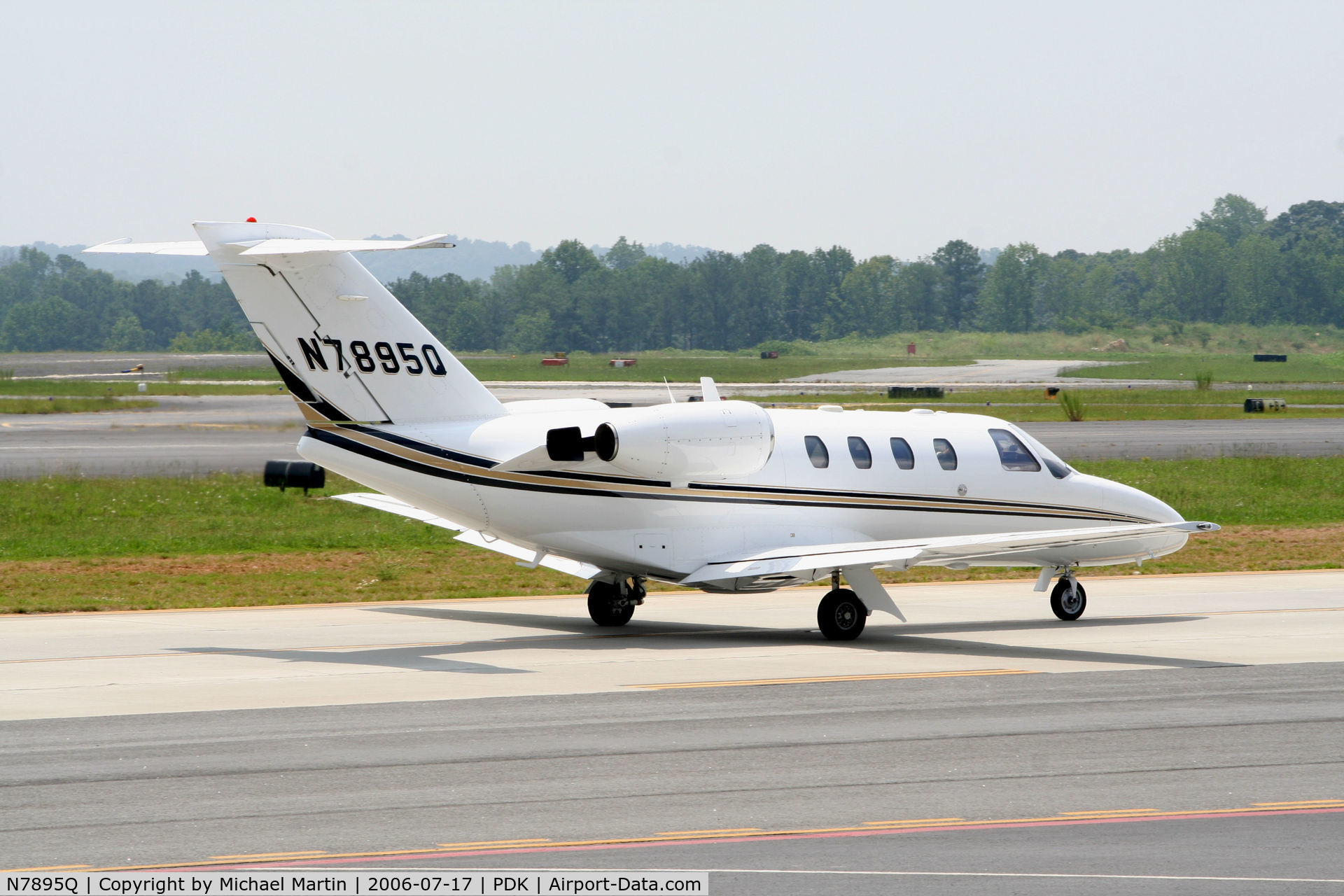N7895Q, 2000 Cessna 525 C/N 525-0405, Taxing past Mercury Air Service