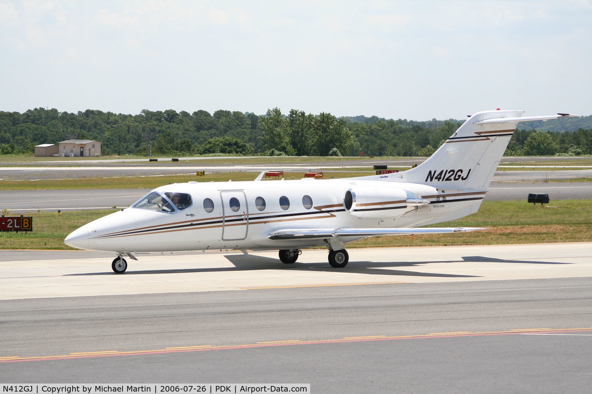 N412GJ, Raytheon Aircraft Company 400A C/N RK-412, Taxing to Epps Air Service