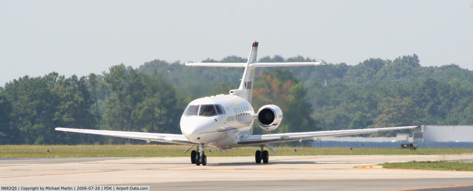 N882QS, 2000 Raytheon Hawker 800XP C/N 258482, Taxing to Signature Air