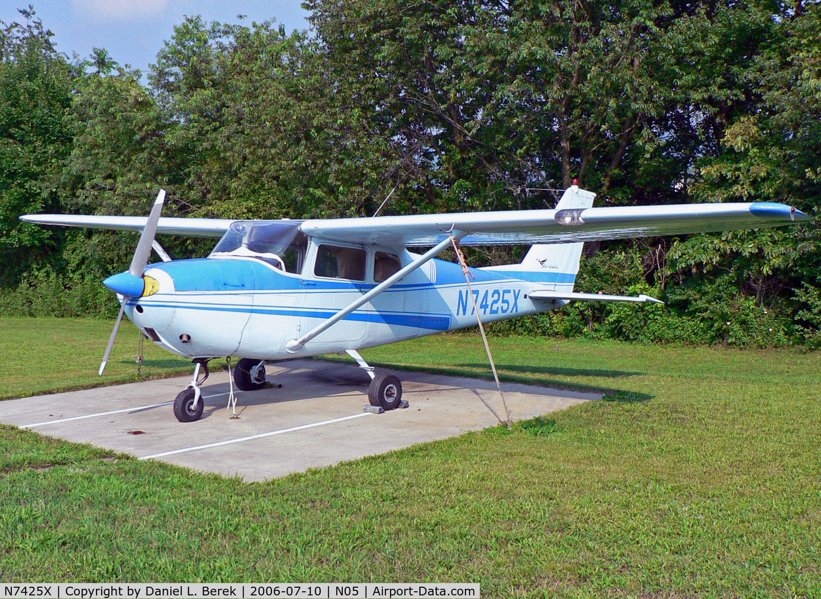 N7425X, 1960 Cessna 172B C/N 17247925, The classic shape of a classic bird...
