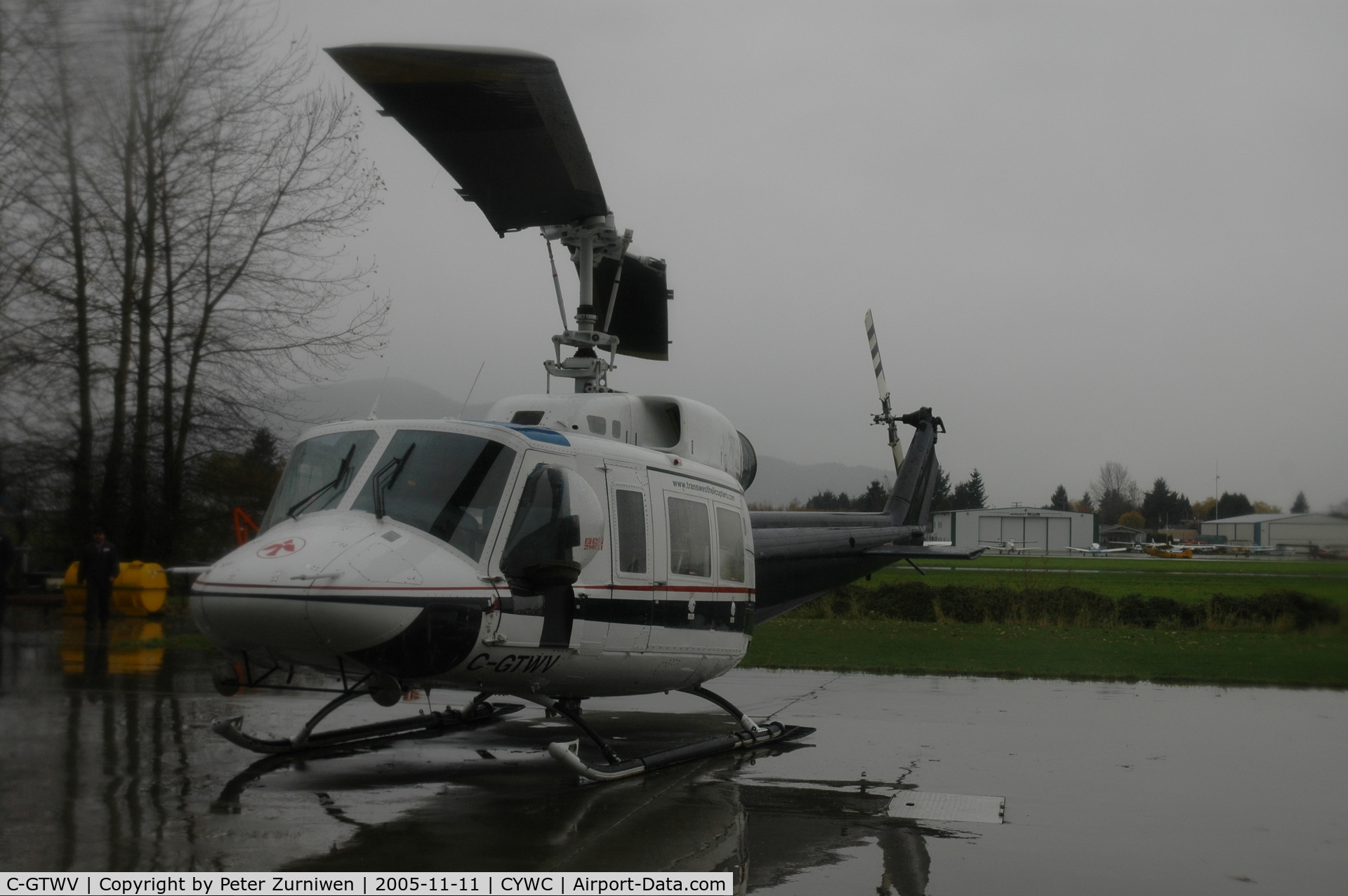 C-GTWV, Bell 214B-1 Biglifter C/N 28048, Ona rainy day in Chilliwack