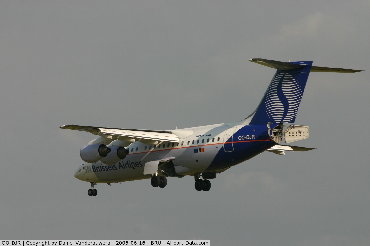 OO-DJR, 1996 British Aerospace Avro 146-RJ85 C/N E.2290, descending to rwy 25L