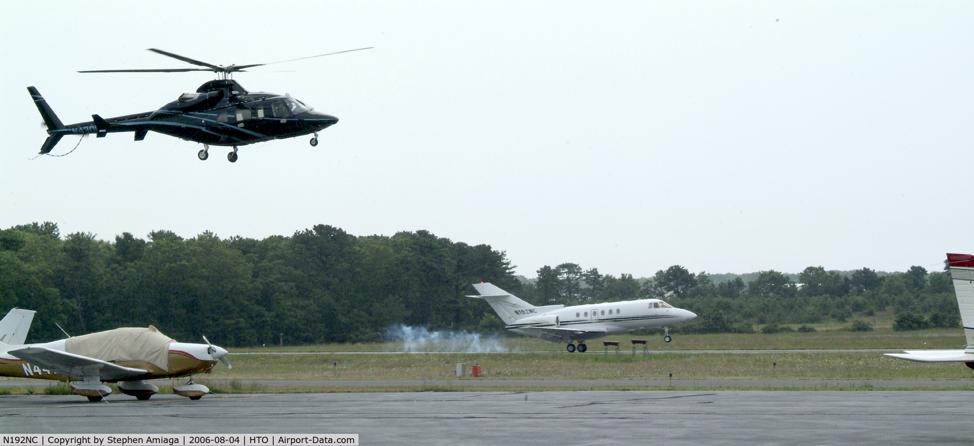 N192NC, 2000 Raytheon Hawker 800XP C/N 258476, 192NC and 430 HF arrive simultaneously with their weekend visitors...