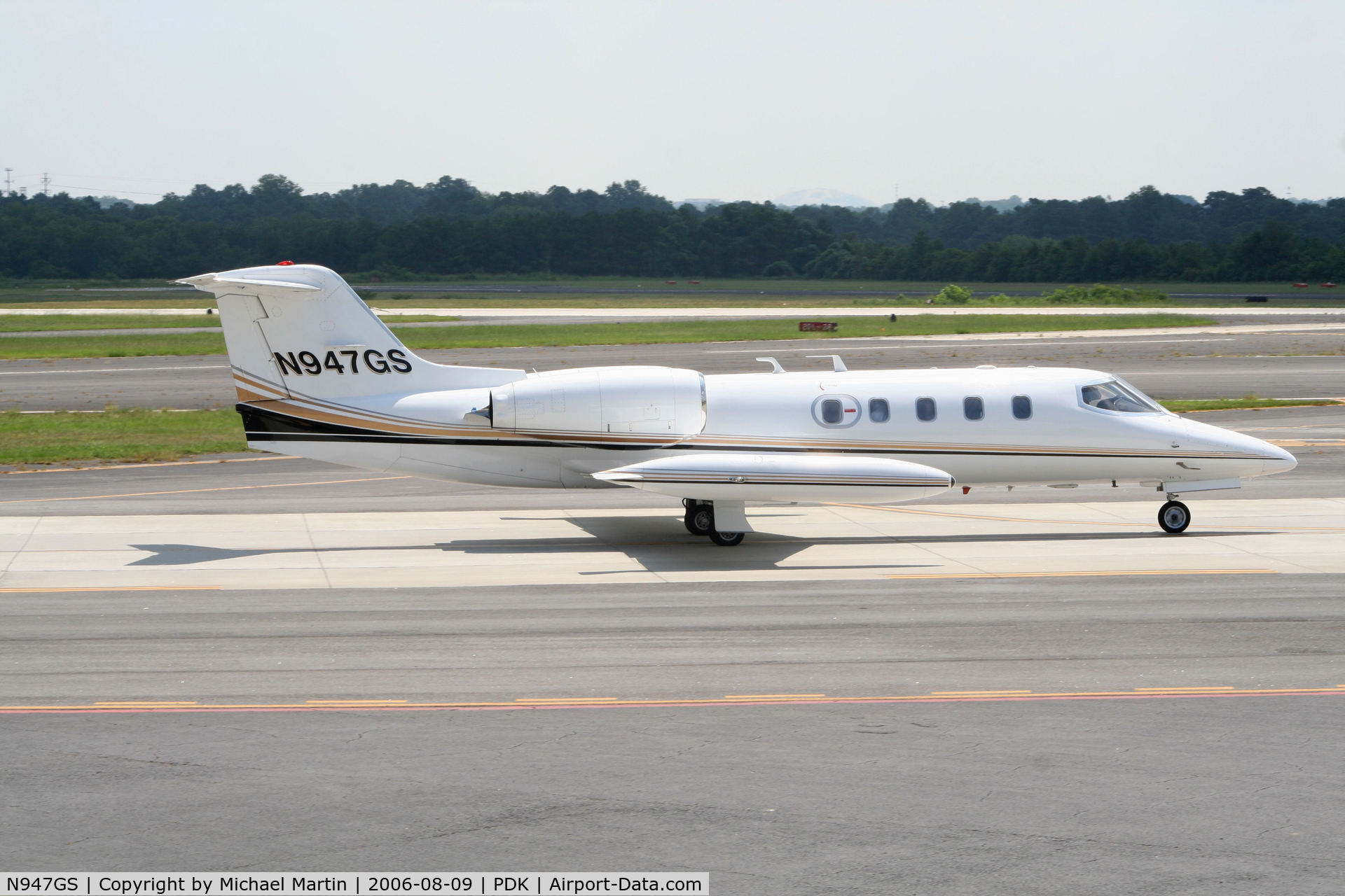 N947GS, 1979 Gates Learjet Corp. 35A C/N 250, Taxing to Runway 2R