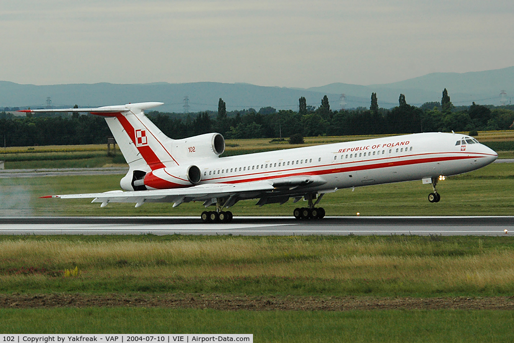 102, 1990 Tupolev Tu-154M C/N 90A862, Polish Air Force Tupolev 154 landing on runway 34