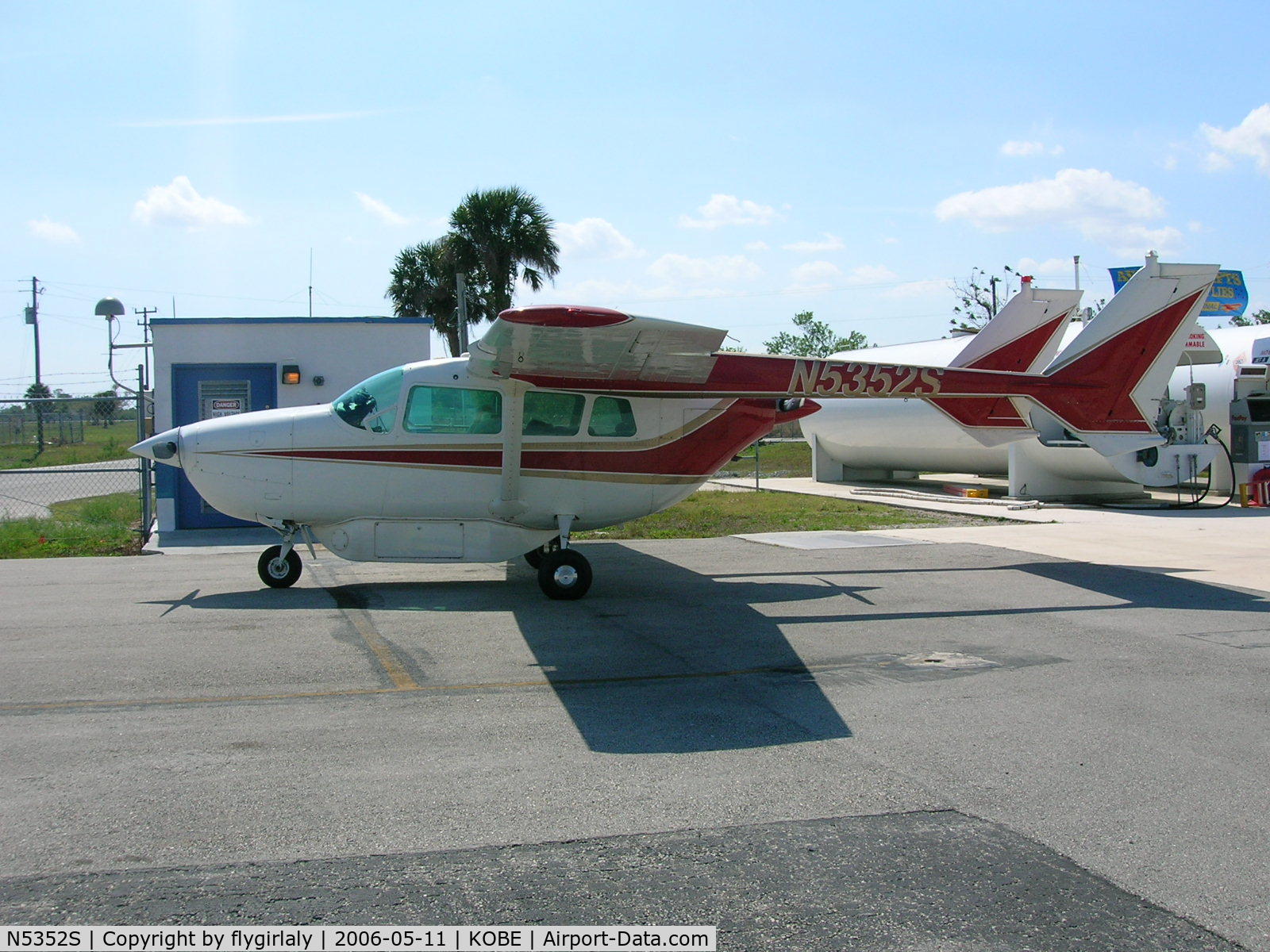 N5352S, 1966 Cessna 337A Super Skymaster C/N 337-0452, fuelin up