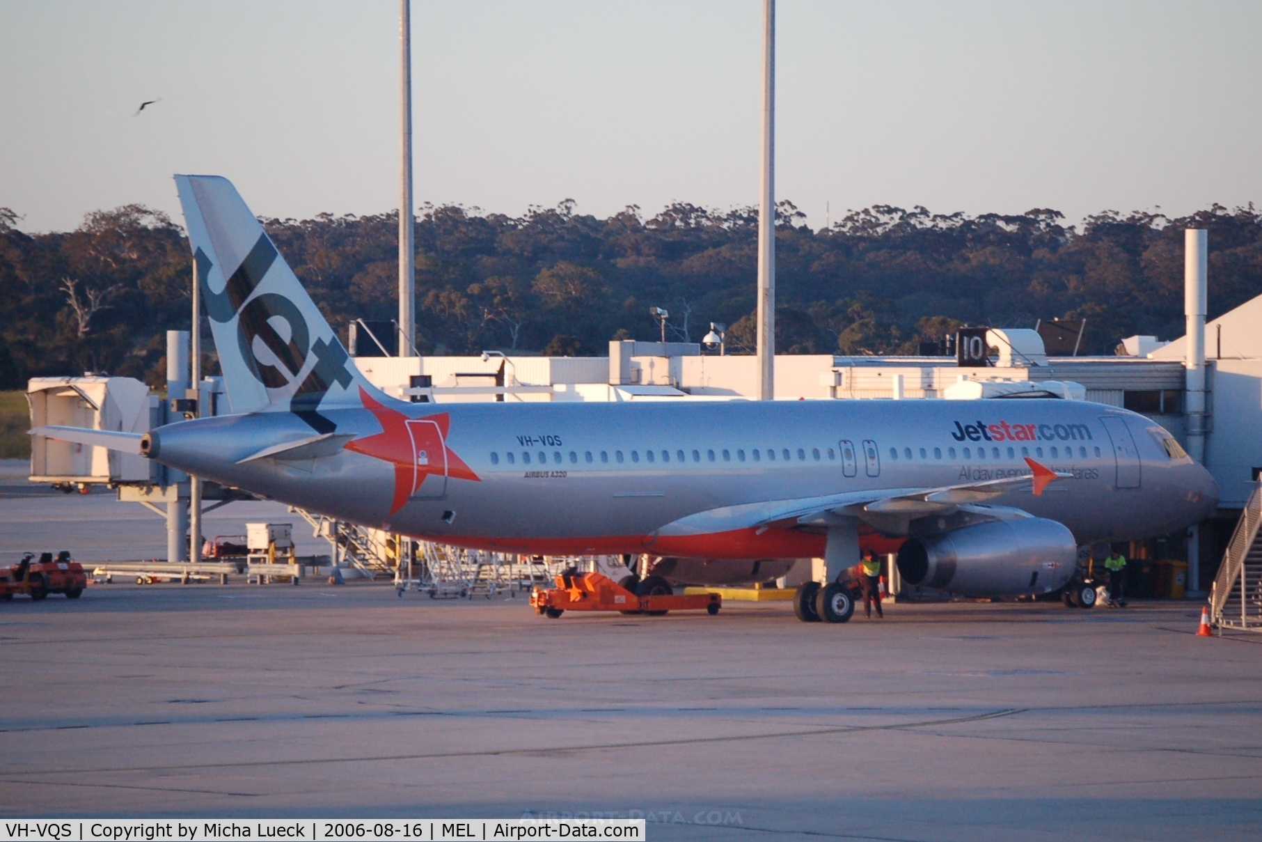 VH-VQS, 2005 Airbus A320-232 C/N 2515, Getting ready for an evening departure